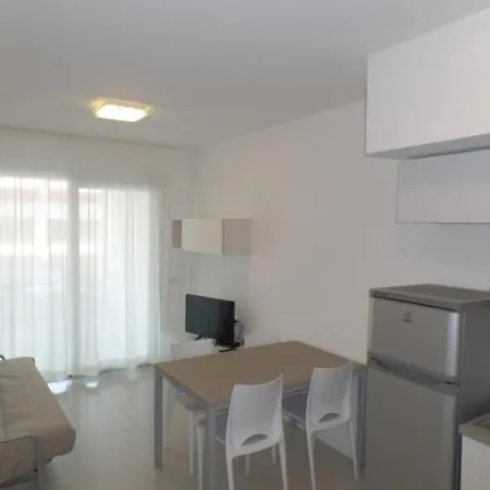 Modern With Rooftop Pool Apartament
