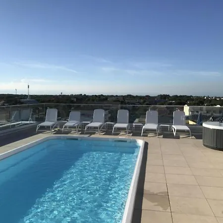 Modern With Rooftop Pool Apartman
